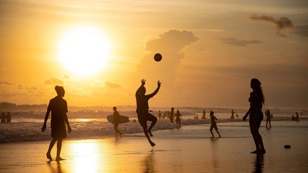 volley-plage-coucher-de-soleil