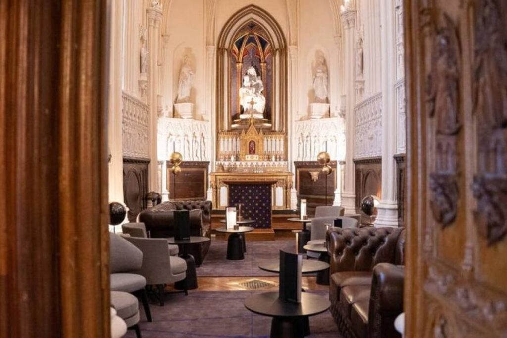 Une belle vue sur le bar Le Monastic au cœur d'une chapelle près de Paris