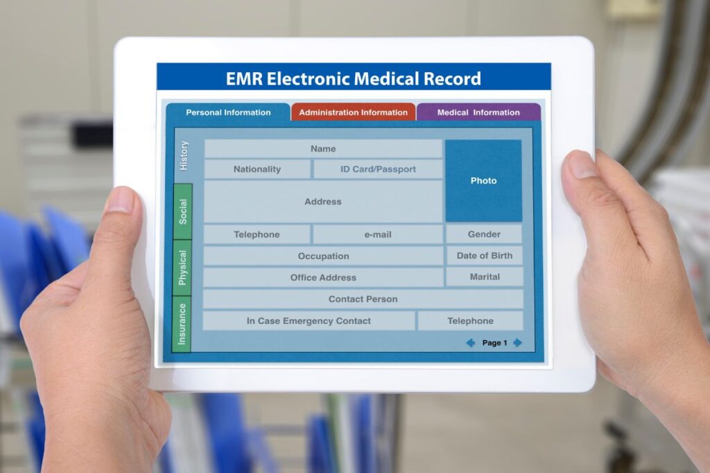 Une personne consultant un carnet de santé numérique sur une tablette. 