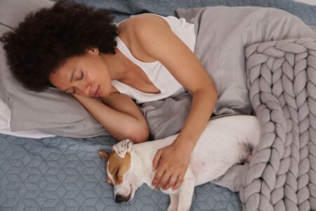 Une femme plongée dans un profond sommeil pour avoir choisi de dormir avec son animal de compagnie.