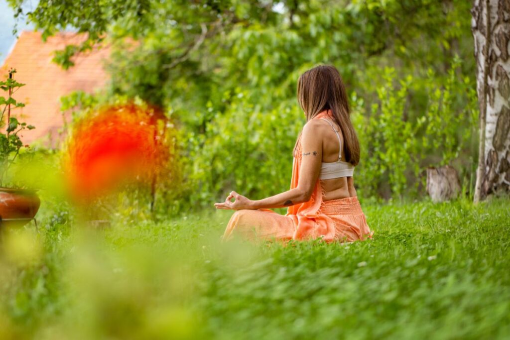 Profonde communion avec la nature lors d'une retraite spirituelle