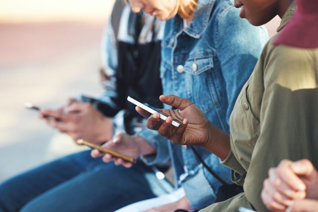 Des jeunes connectés sur les réseaux sociaux. 