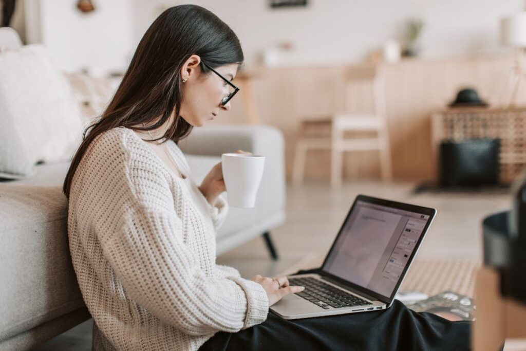 Une femme créant une interaction avec sa clientèle via les réseaux sociaux