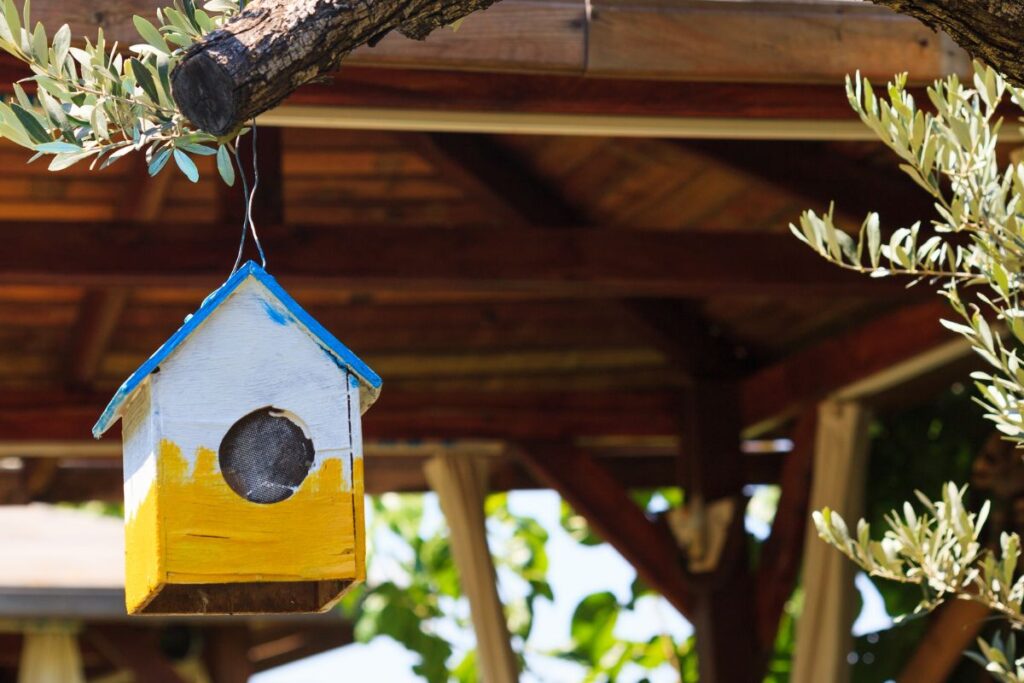 Un nichoir à oiseaux réalisé avec beaucoup de soin. 