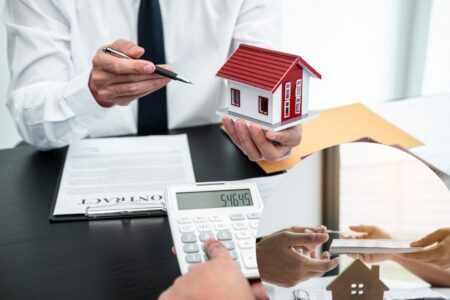Un homme négocie un crédit immobilier