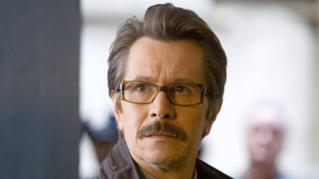 Gary-Oldman-Commissaire-Gordon-Batman (1)