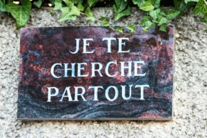 L'importance des plaques funéraires dans un hommage personnalisé